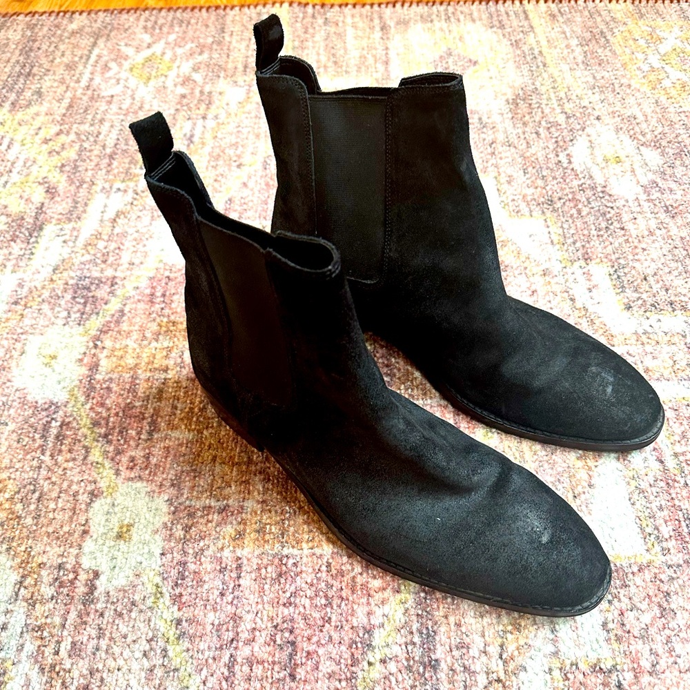 Men’s Urban Outfitters black suede chelsea boots, Sz 8
